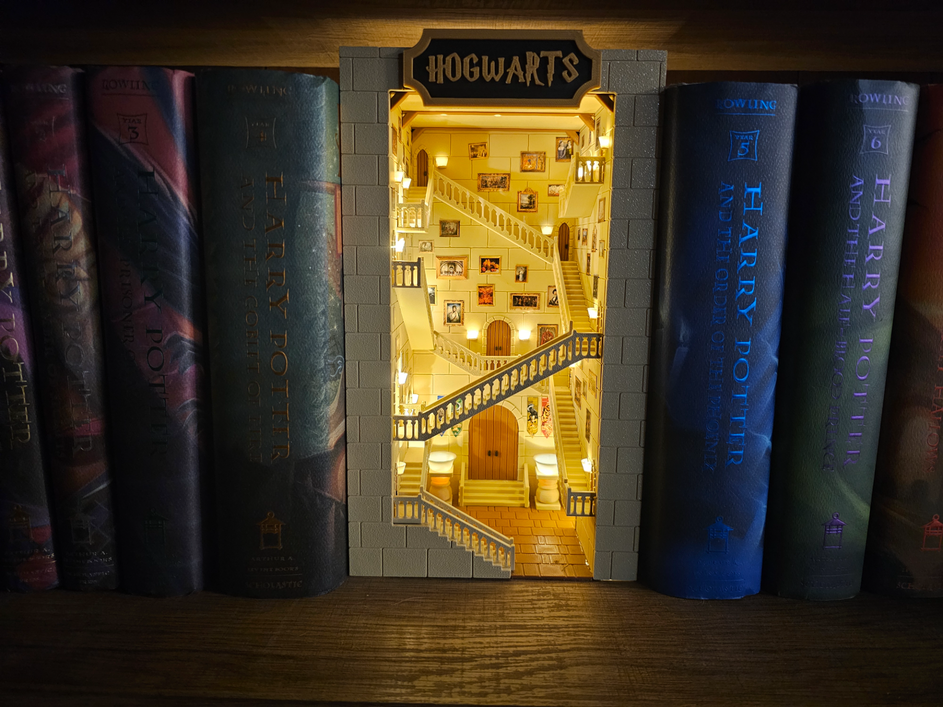 20250224_230122 Harry Potter Hogwarts Book Nook - Image 1